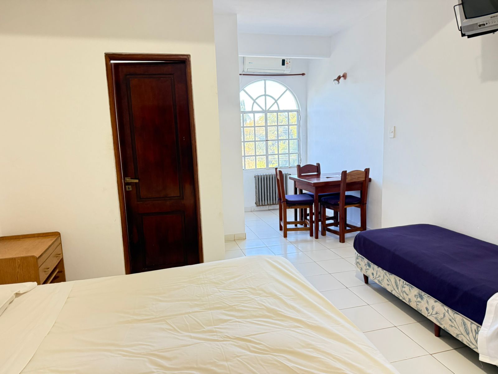 Comedor con ventana al jardín