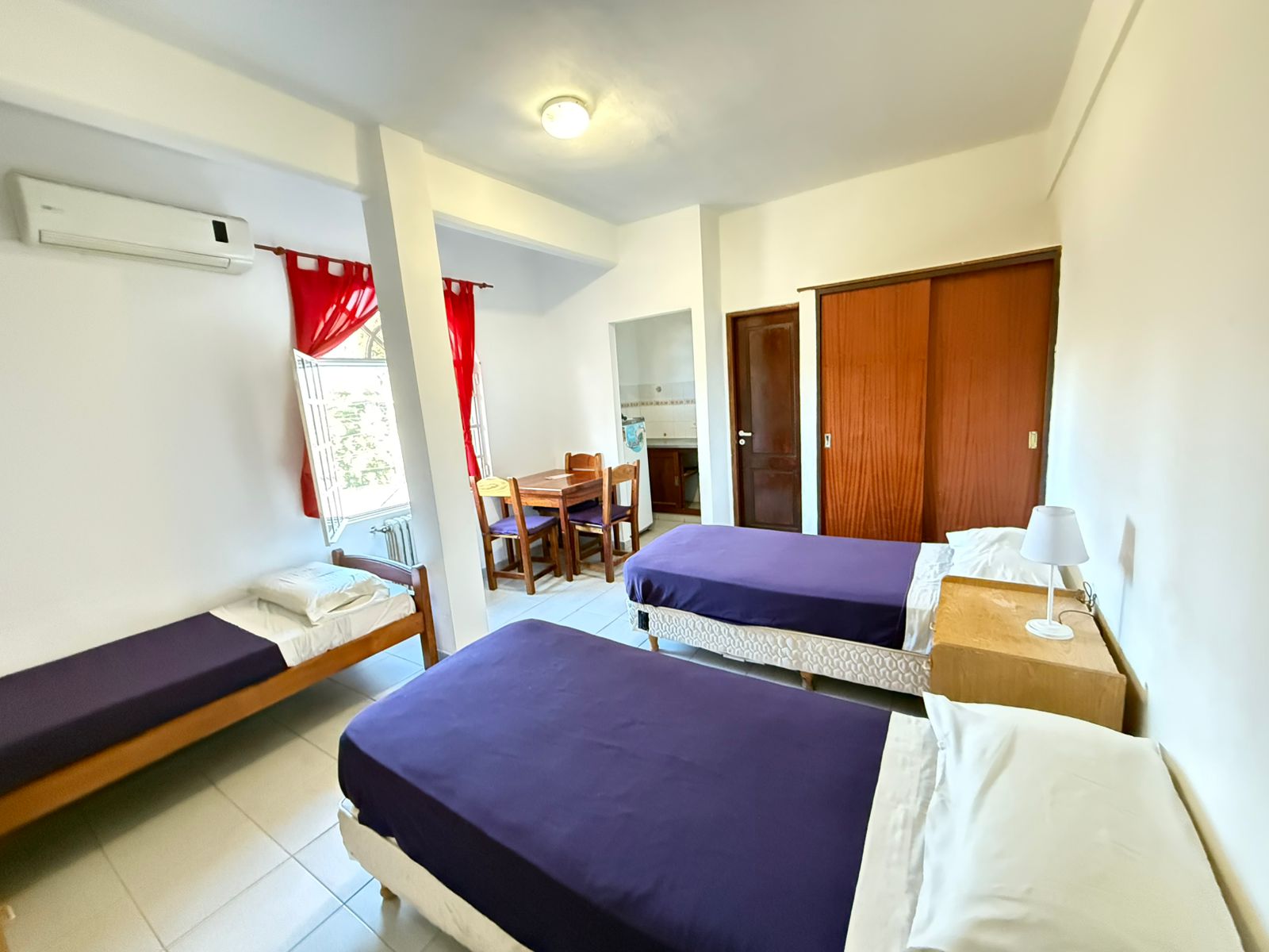 Departamento con mesa y camas individuales
